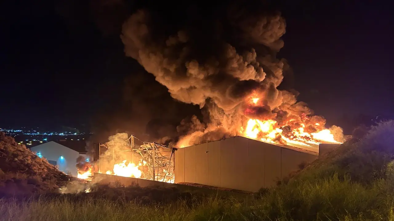 Incendio en una nave industrial del pol&iacute;gono La Polvorista de Molina de Segura (foto: 112)