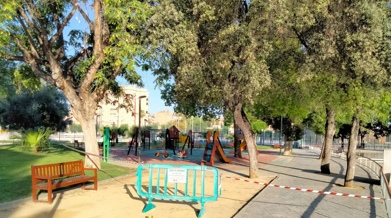 Uno de los jardines cerrados este mi&eacute;rcoles en Murcia (foto: @parquesdemurcia)