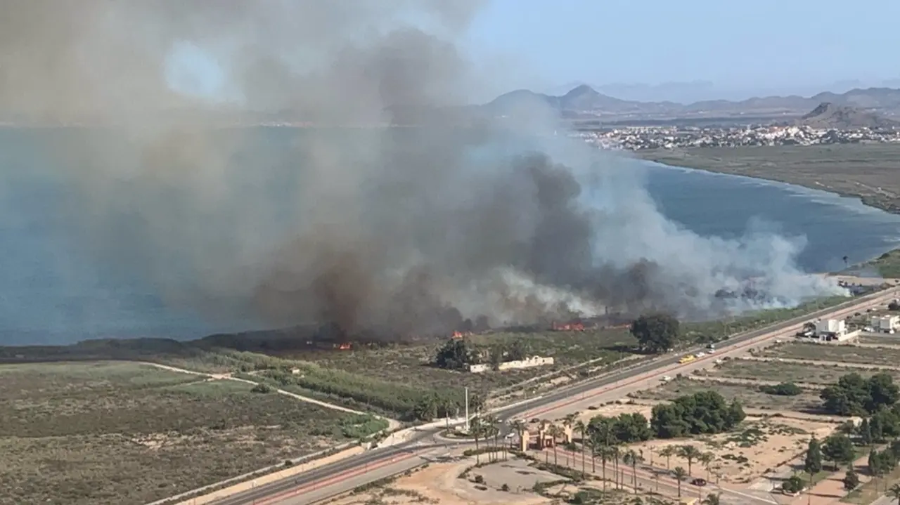 Dos helic&oacute;pteros tratan de ayudar en las labores de extinci&oacute;n de incendios en Los Alc&aacute;zares (foto: 112)
