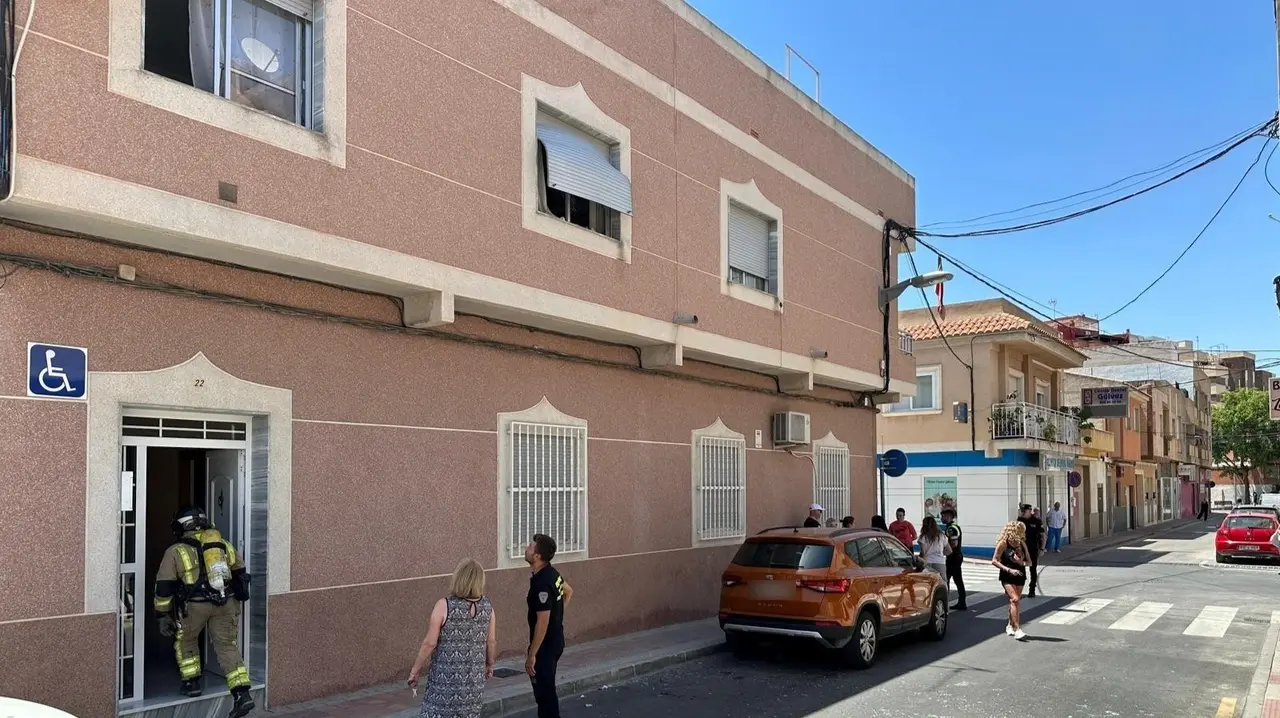 Imagen de la vivienda de Molina de Segura que ha sufrido una explosi&oacute;n de gas por la que han tenido que atender a dos mujeres (foto: CEIS)