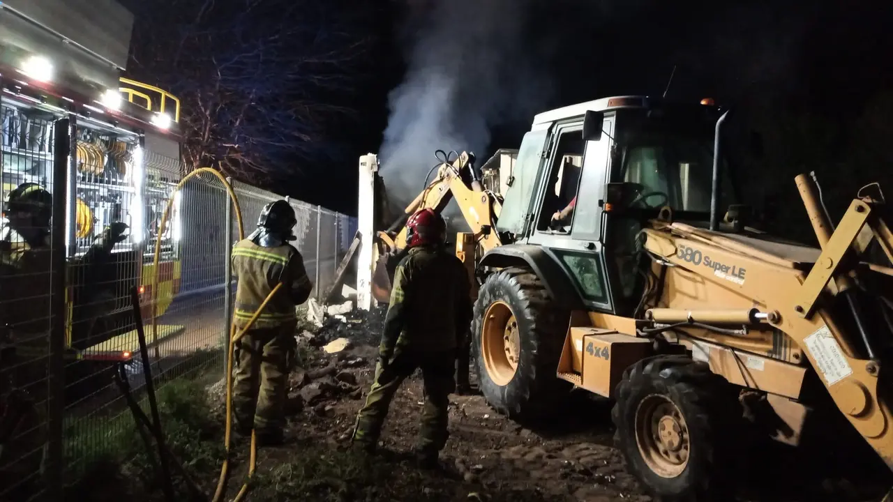 Los sanitarios atienden a un bombero afectado por el calor durante la extinci&oacute;n del incendio de un cami&oacute;n en la pedan&iacute;a santomerana de El Siscar (foto: CEIS)