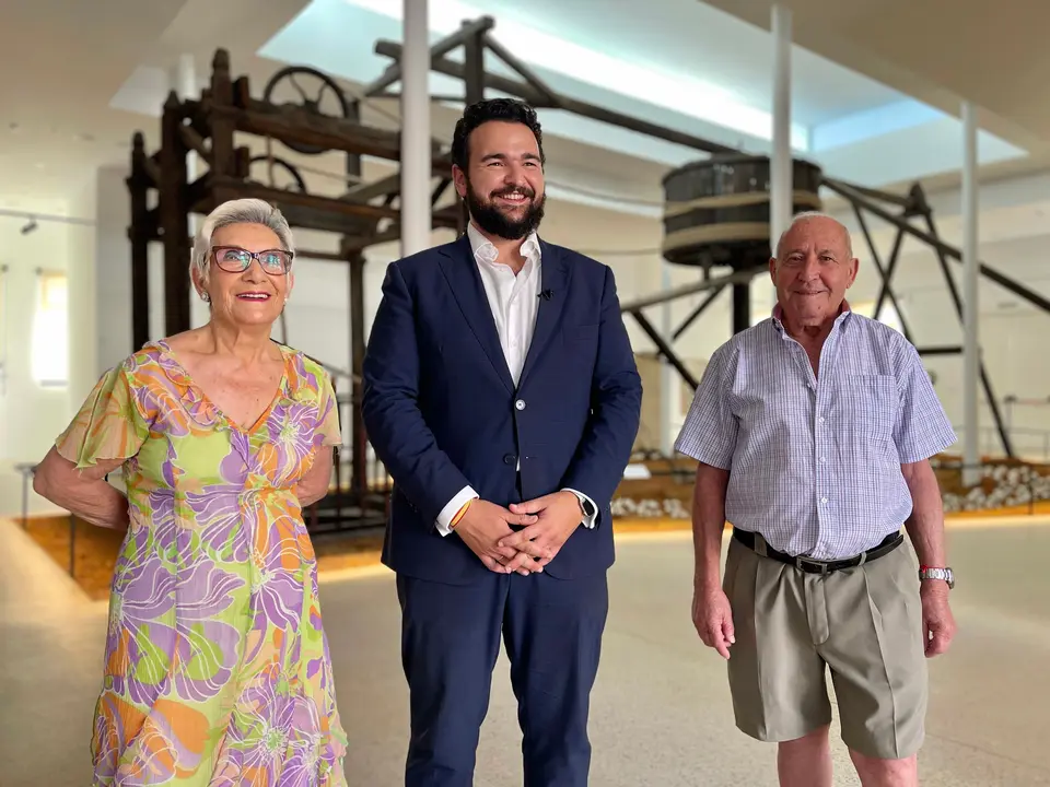 Carmela, Joaqu&iacute;n Zapata, presidente de la Fundaci&oacute;n Cante de las Minas y alcalde de La Uni&oacute;n, y Juan Santiesteban (foto: Festival Cante de las Minas)