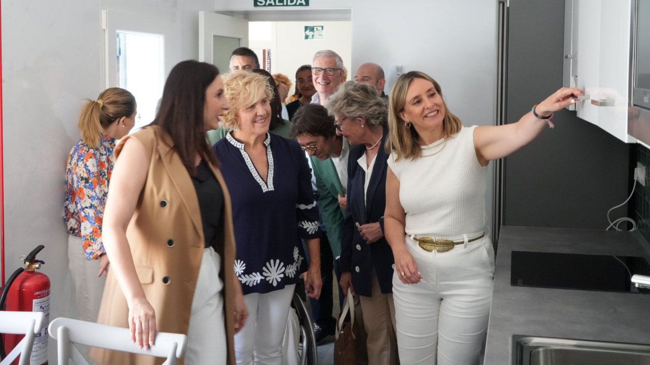 La consejera de Pol&iacute;tica Social, Familias, e Igualdad, Conchita Ruiz, en la inauguraci&oacute;n de la nueva vivienda tutelada de la asociaci&oacute;n APICES en Cartagena