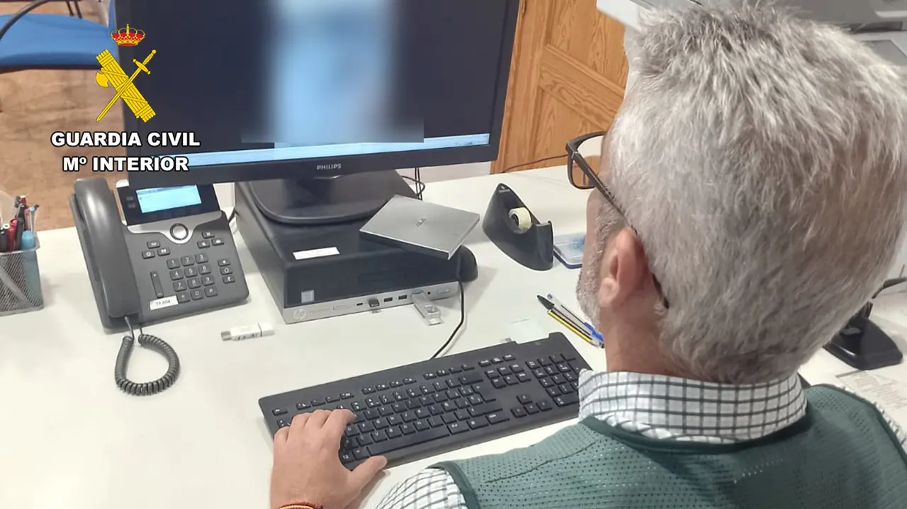 Un agente de la Guardia Civil, durante la investigaci&oacute;n (foto: Guardia Civil)
