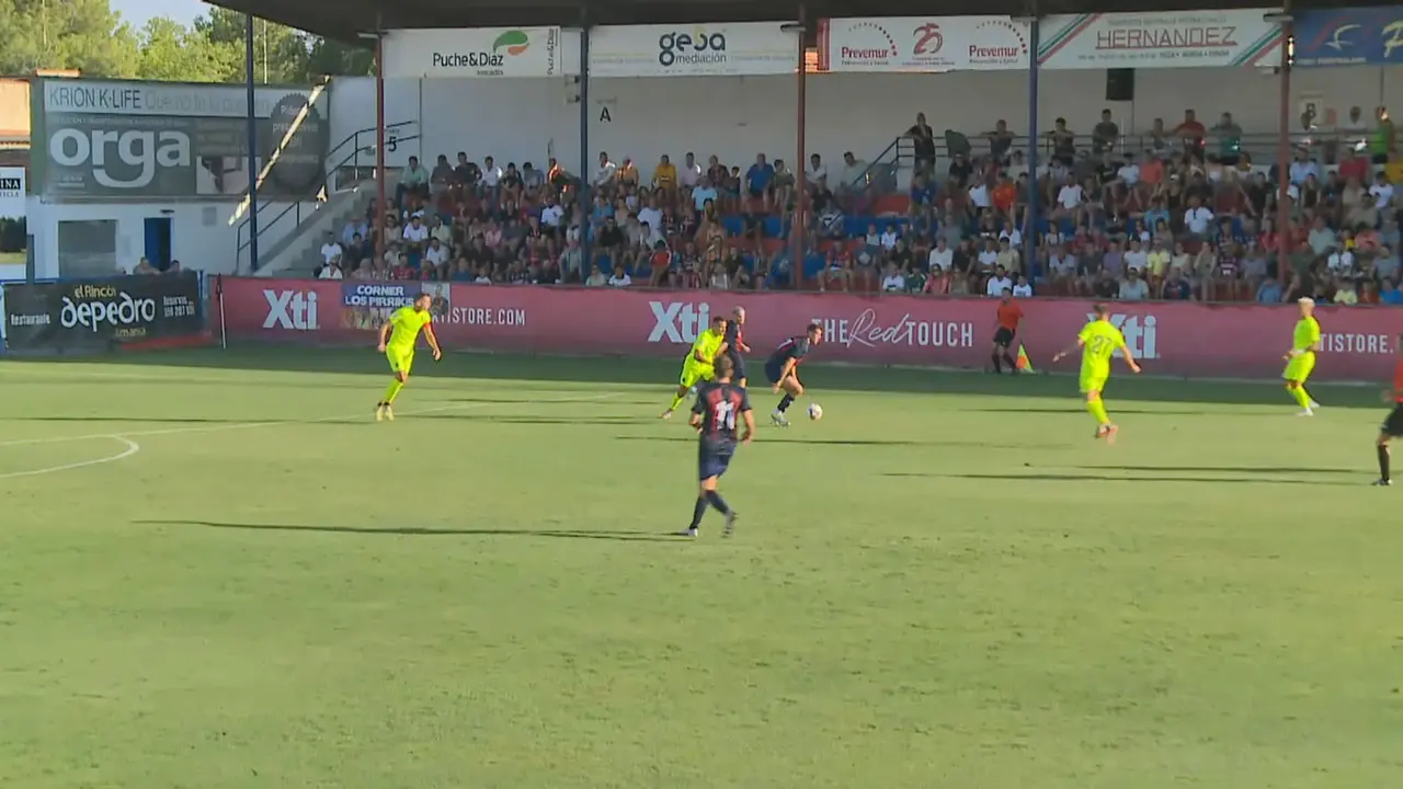 Jugadores de El Yeclano y el F&uacute;tbol Club Cartagena durante el partido (foto: La 7)
