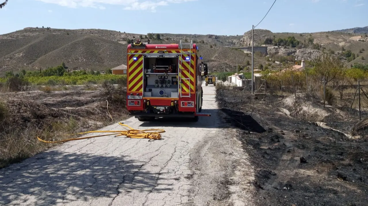 Cami&oacute;n de bomberos desplazado en el lugar (foto: 1-1-2)