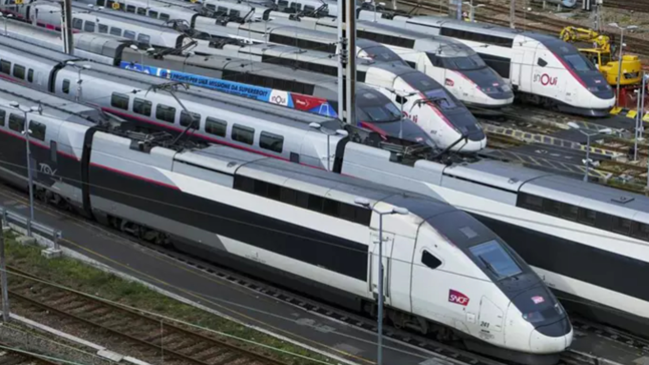 Trenes de alta velocidad en un dep&oacute;sito cerca de la capital de Francia