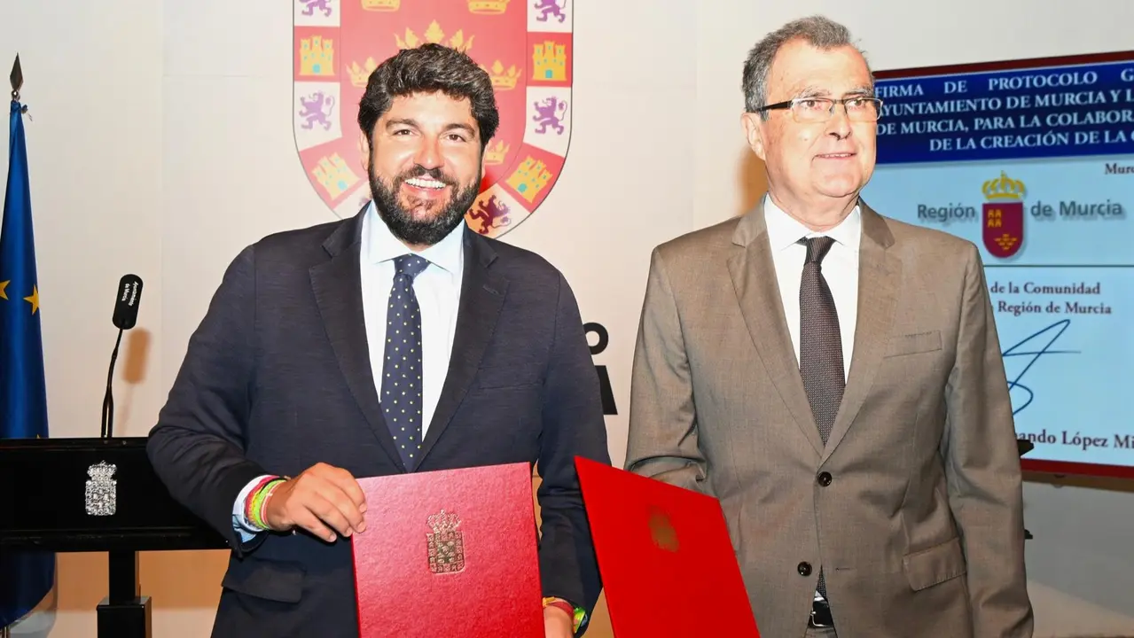 El presidente de la Comunidad, Fernando L&oacute;pez Miras, junto al alcalde de Murcia, Jos&eacute; Ballesta, en la firma del protocolo de colaboraci&oacute;n para la celebraci&oacute;n durante 2025 de los 1.200 a&ntilde;os de creaci&oacute;n de la ciudad (foto: CARM)