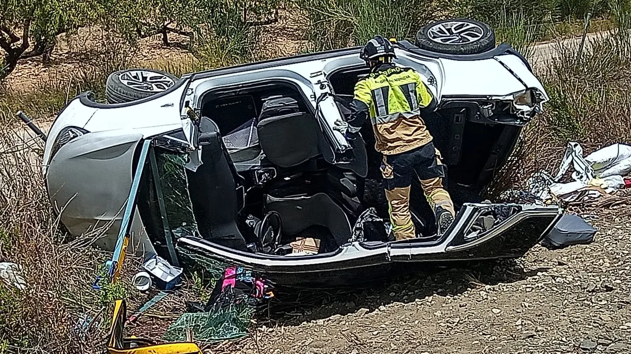 Un veh&iacute;culo volcado en la RM-16 a la altura de Bullas (foto: 112)
