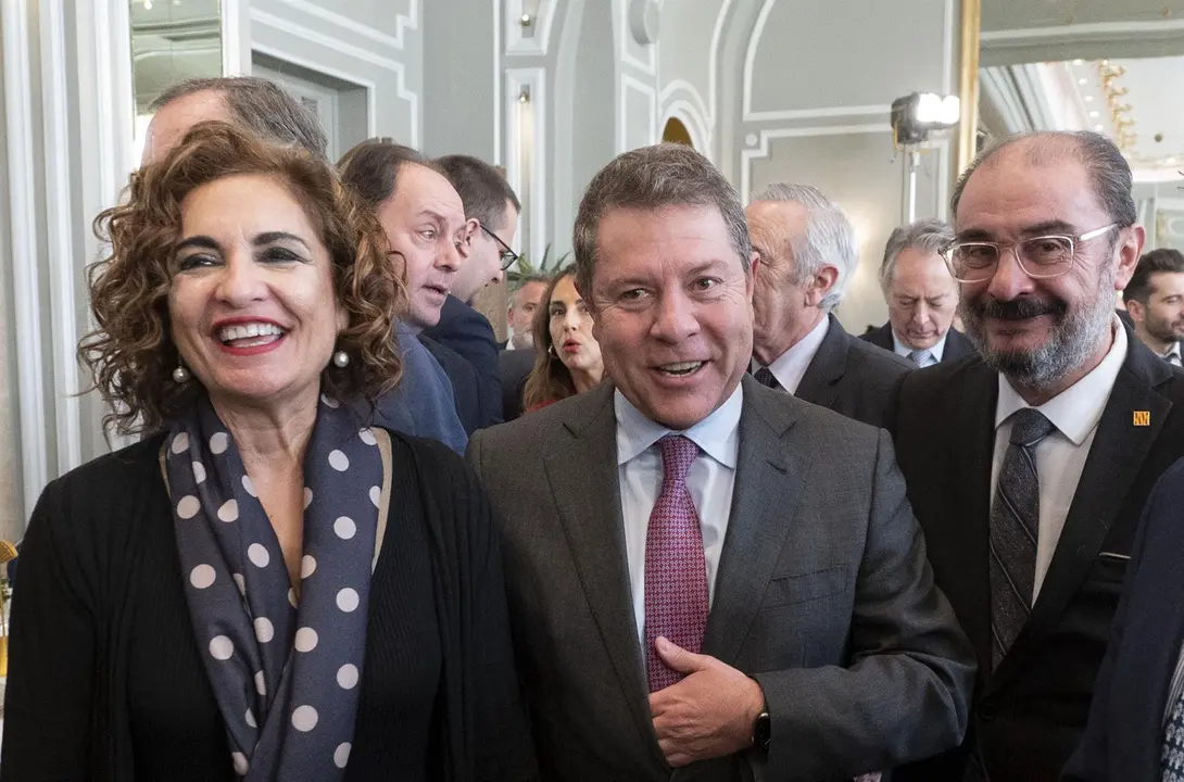 Page y Lamb&aacute;n cargan contra el preacuerdo con ERC y varias 'baron&iacute;as' del PSOE guardan cautela hasta saber m&aacute;s detalles


Los 'barones' territoriales de Castilla-La Mancha y Arag&oacute;n, Emiliano Garc&iacute;a-Page y Javier Lamb&aacute;n, respectivamente, han sido los dos dirigentes socialistas que m&aacute;s han criticado y han arremetido p&uacute;blicamente contra el preacuerdo sobre financiaci&oacute;n entre ERC y PSC que supondr&iacute;a que Catalu&ntilde;a salga del r&eacute;gimen com&uacute;n, mientras que varias federaciones auton&oacute;micas del PSOE se han mostrado cautos a la espera de conocer m&aacute;s detalles de este pacto para que la regi&oacute;n catalana recaude el cien por ...

Leer m&aacute;s: https://www.europapress.es/nacional/noticia-page-lamban-cargan-contra-preacuerdo-erc-varias-baronias-psoe-guardan-cautela-saber-mas-detalles-20240730150227.html

(c) 2024 Europa Press. Est&aacute; expresamente prohibida la redistribuci&oacute;n y la redifusi&oacute;n de este contenido sin su previo y expreso consentimiento (foto: EP)