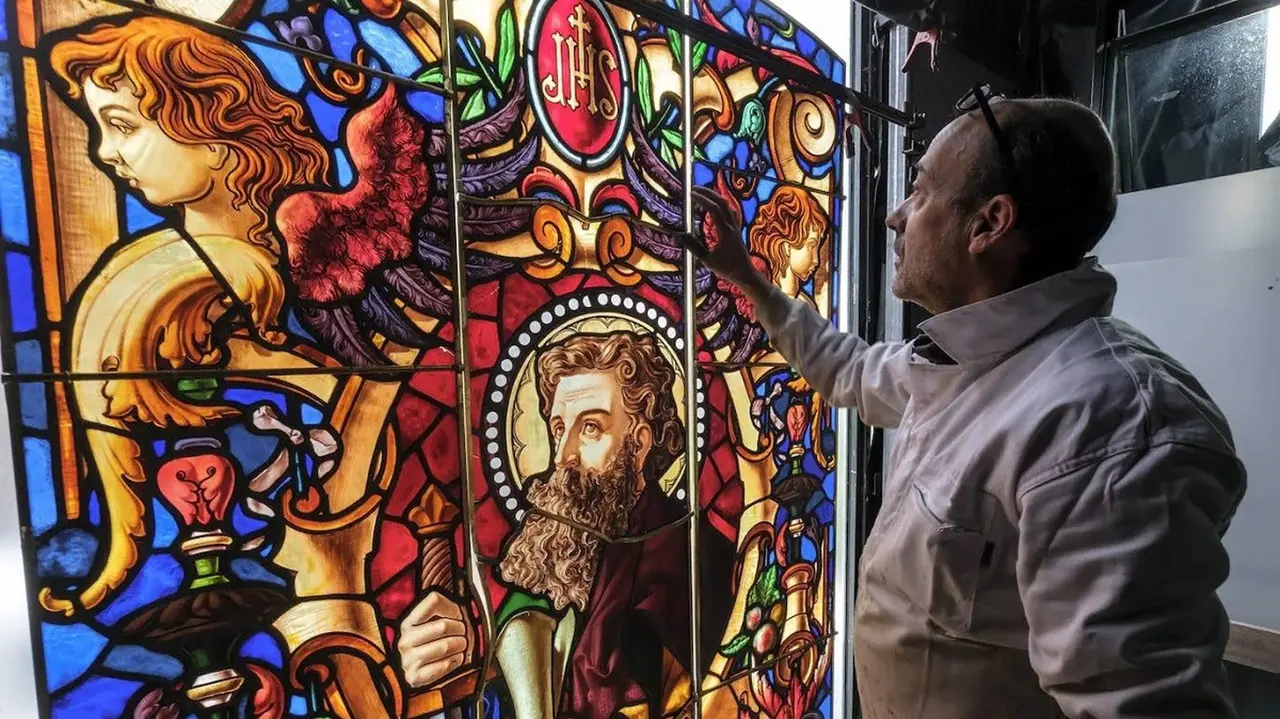 Regresan restauradas las vidrieras de la fachada de la Catedral de Murcia
