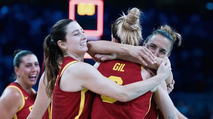 La murciana Laura Gil celebra el triunfo de Espa&ntilde;a con sus compa&ntilde;eras de selecci&oacute;n ante Puerto Rico y certificar el pase a cuartos (foto: Agencias)