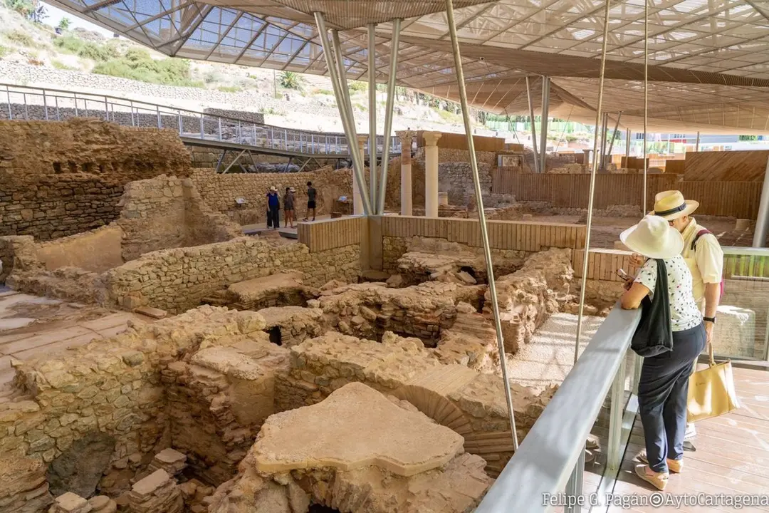 Turistas visitando el Barrio del Foro Romano (Ayuntamiento de Murcia)