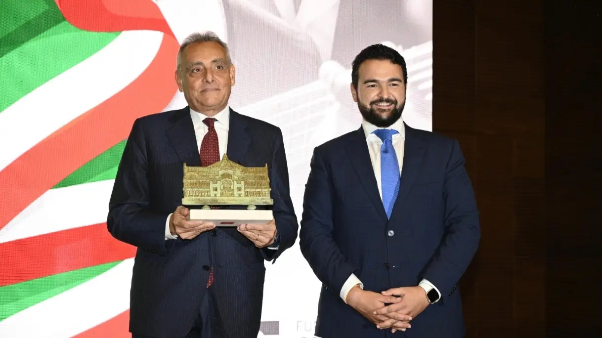 El embajador italiano, D. Giuseppe Buccino Grimaldi, recibi&oacute; el galard&oacute;n &lsquo;Catedral del Cante&rsquo; (foto: Cante de las Minas)