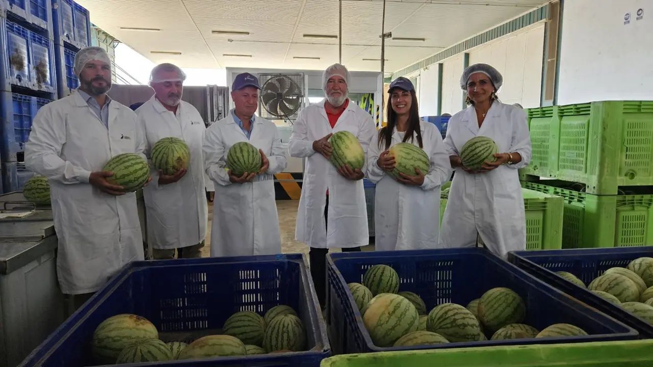 La consejera Sara Rubira en la visita a las instalaciones de la cooperativa Alimer en la que se trabaja en el procesado de la sand&iacute;a