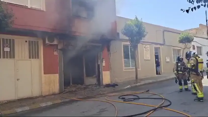 Incendio en un taller de motos de Yecla (foto: La 7)
