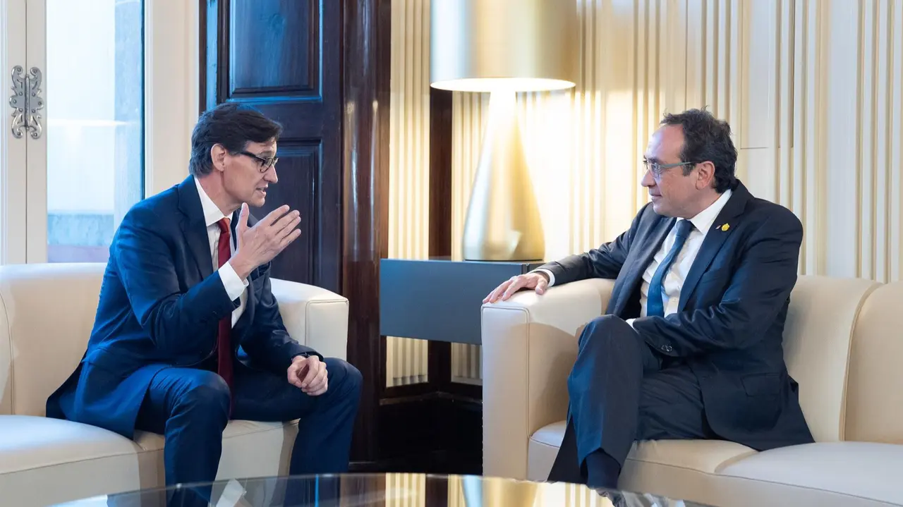 El presidente del Parlament, Josep Rull, con el primer secretario del PSC, Salvador Illa (foto: agencias)