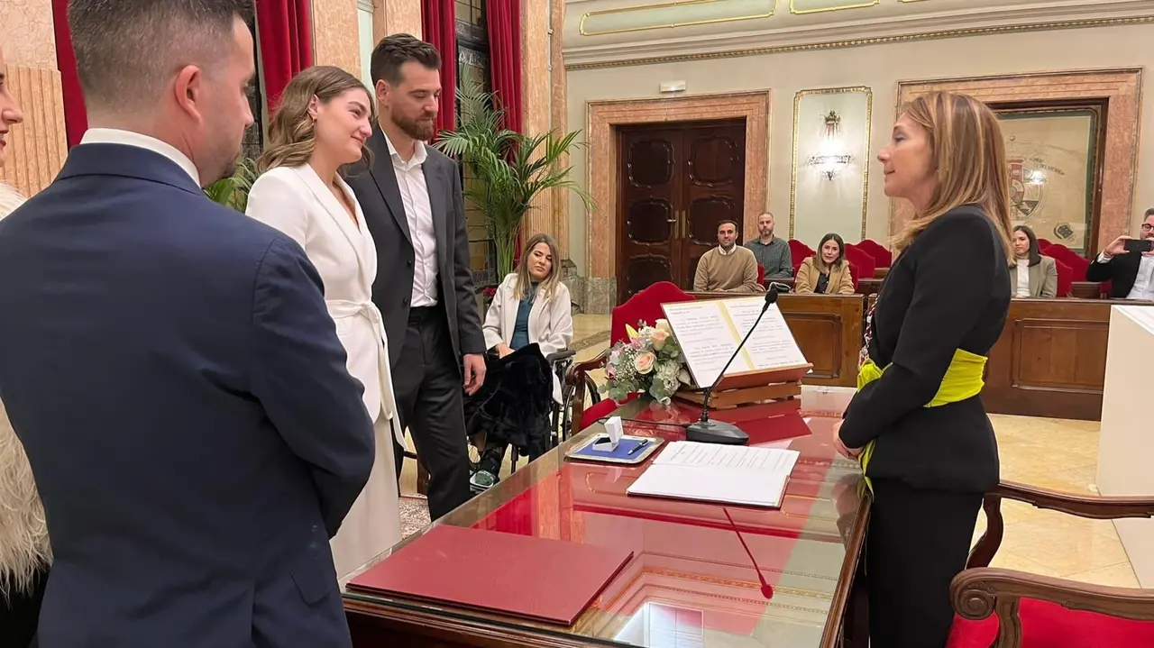 La Concejal&iacute;a de Educaci&oacute;n y Atenci&oacute;n a la Ciudadan&iacute;a, Bel&eacute;n L&oacute;pez Cambronero, oficia una boda en el Ayuntamiento de Murcia