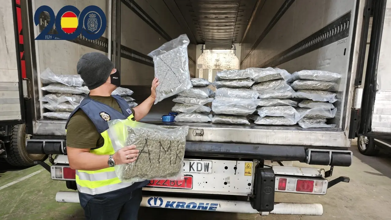 Cami&oacute;n con marihuana interceptado (foto: PN)