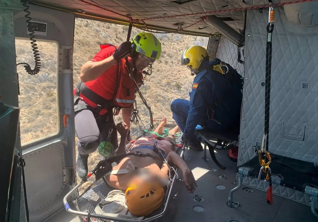 Rescate de un inmigrante en Cabo Cope