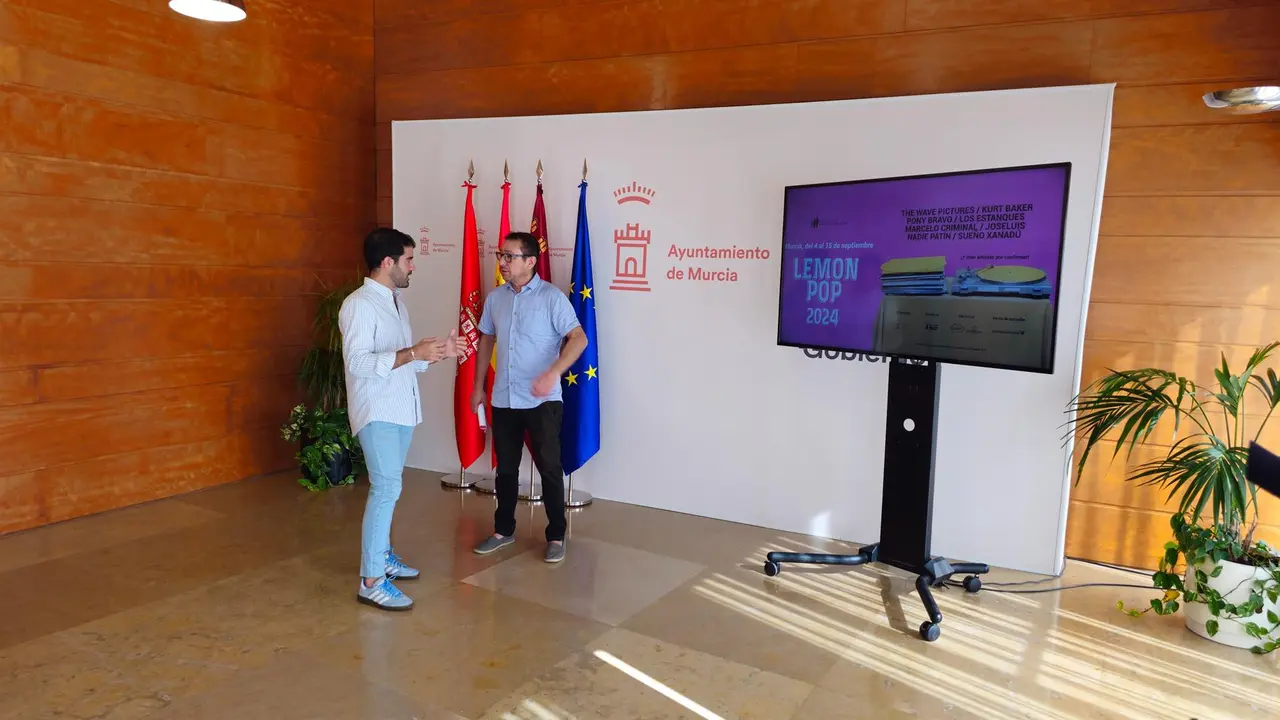 El concejal de Cultura e Identidad, Diego Avil&eacute;s, y el responsable de Espect&aacute;culos Faro, Rafael G&oacute;mez-Vizca&iacute;no, presenta la vig&eacute;simo octava edici&oacute;n del Festival 'Lemon Pop' (foto: Ayuntamiento de Murcia)