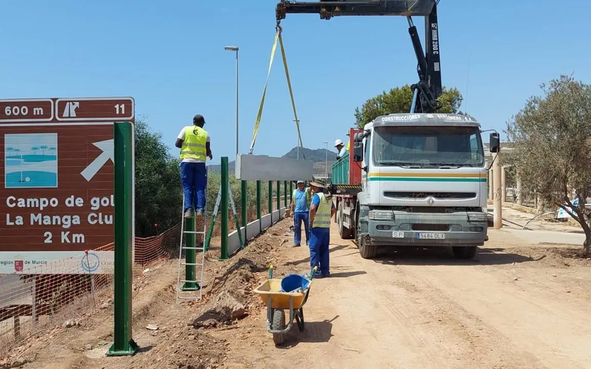 Construcci&oacute;n de las barreras ac&uacute;sticas en Los Belones