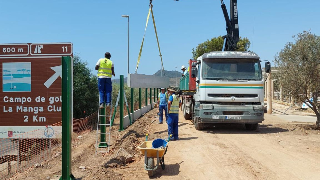 Im&aacute;genes de la instalaci&oacute;n de las pantallas ac&uacute;sticas en la RM-12.