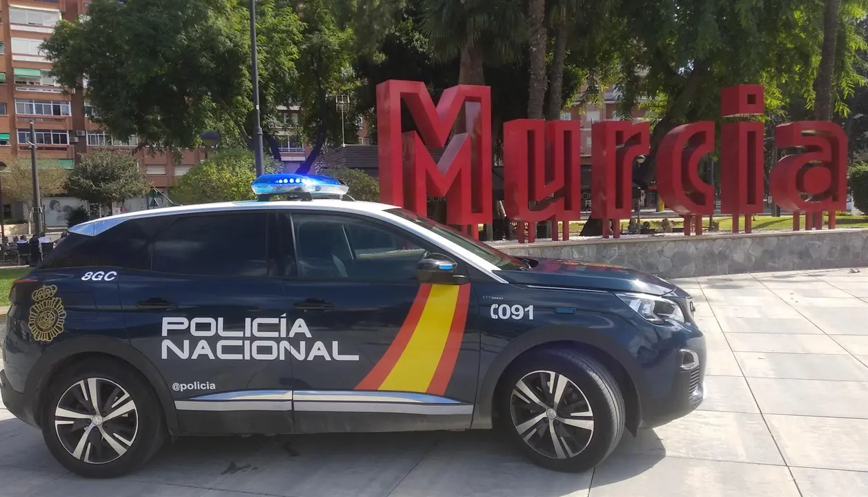 Un veh&iacute;culo de la Polic&iacute;a Nacional en Murcia (foto: PN)
