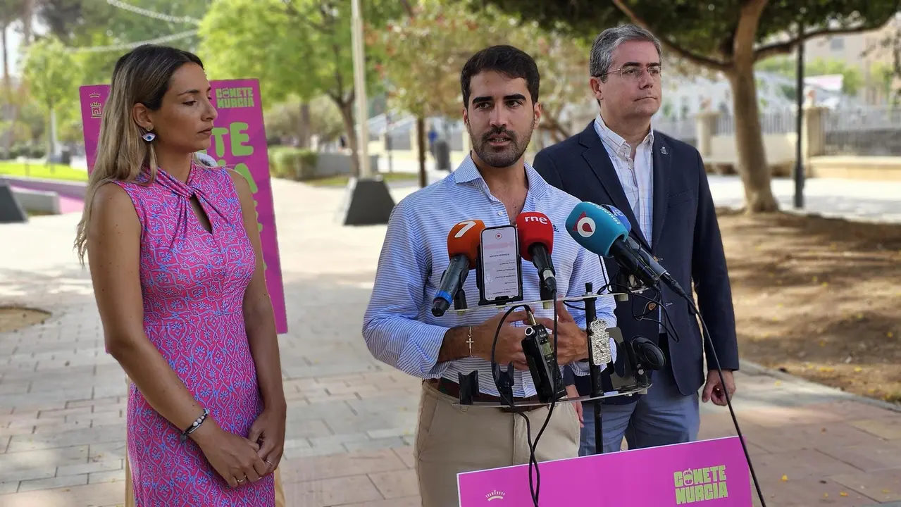 El concejal de Cultura e Identidad, Diego Avil&eacute;s, y el concejal de Turismo, Comercio y Consumo, Jes&uacute;s Pacheco, presentan la feria (foto: Ayto. de Murcia)