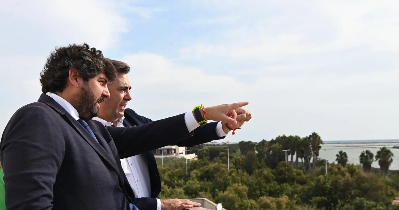 El presidente de la Comunidad, Fernando L&oacute;pez Miras, acompa&ntilde;ado del alcalde de San Pedro del Pinatar, Pedro Javier S&aacute;nchez