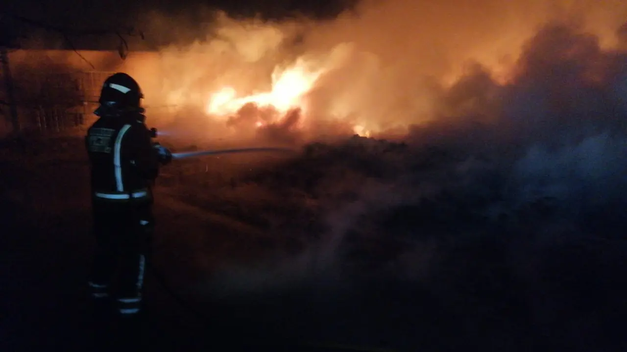 Bomberos extinguen un incendio en Alcantarilla (foto: 1-1-2)