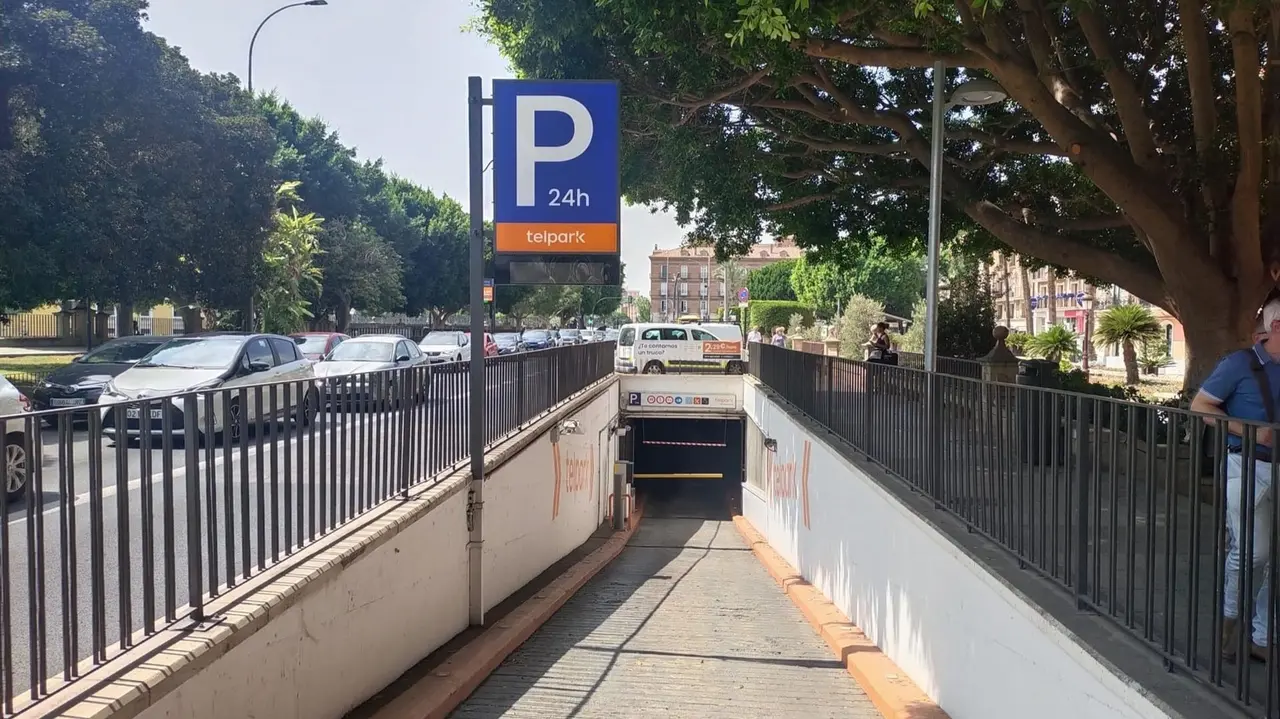 Uno de los accesos al aparcamiento subterr&aacute;neo de Glorieta de Espa&ntilde;a, en el centro de Murcia