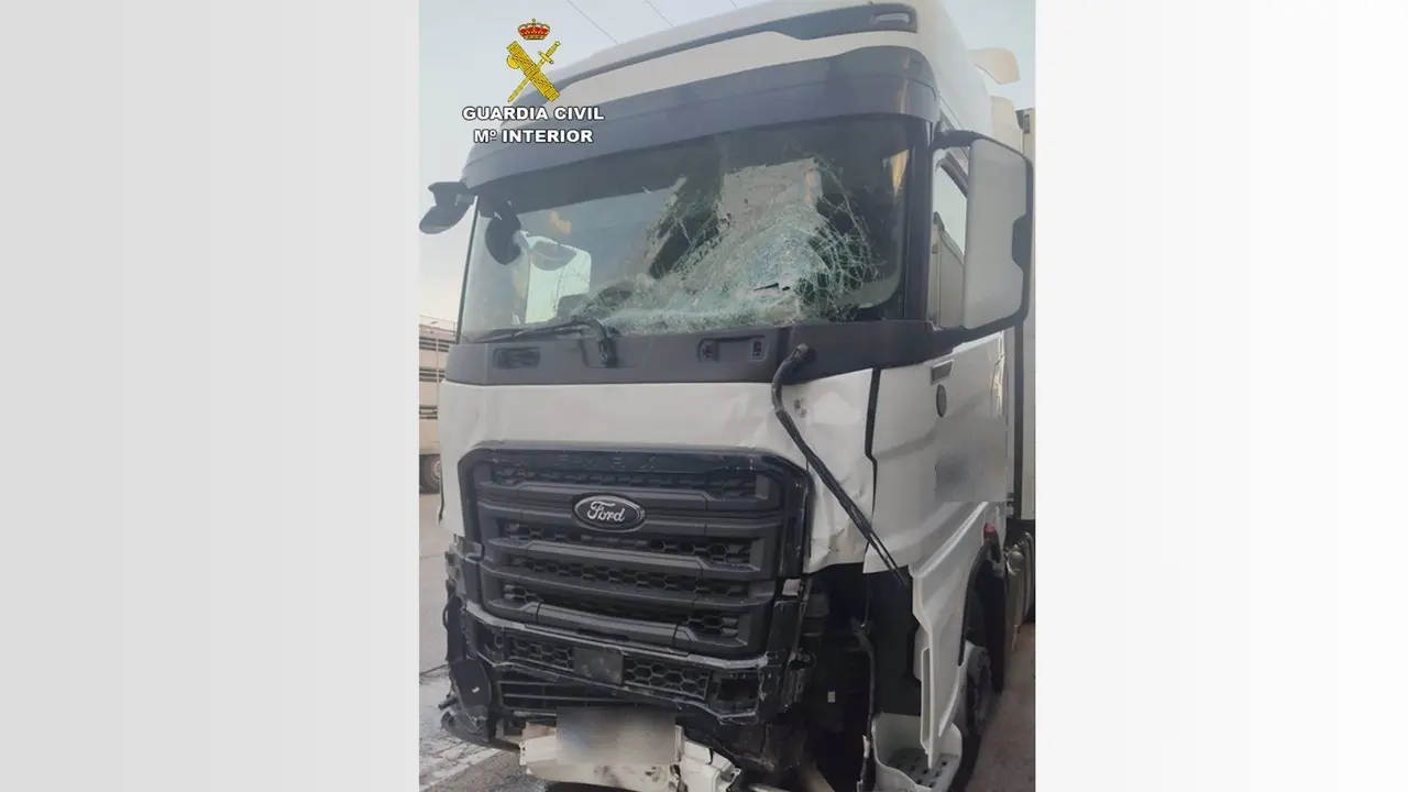Estado en el que qued&oacute; el cami&oacute;n implicado en el siniestro vial (foto: GC)
