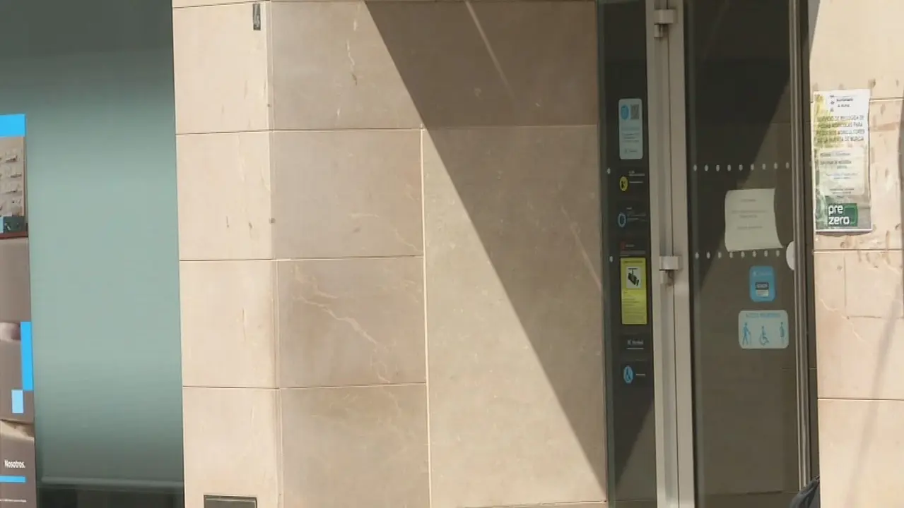 Oficina bancaria (foto: La 7)