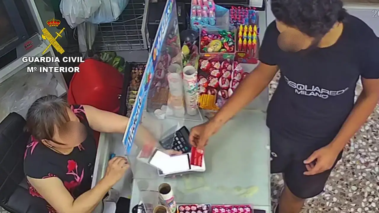Los agentes se dirigieron a los establecimientos donde se hab&iacute;an realizado las compras y obtuvieron im&aacute;genes de las c&aacute;maras de videovigilancia que permitieron identificar a dos vecinos de la localidad (foto: GC)
