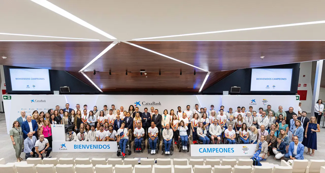 Caixabank recibe a la delegaci&oacute;n espa&ntilde;ola de atletas que ha conseguido 40 medallas en los Juegos Paral&iacute;mpicos (foto: Caixabank)