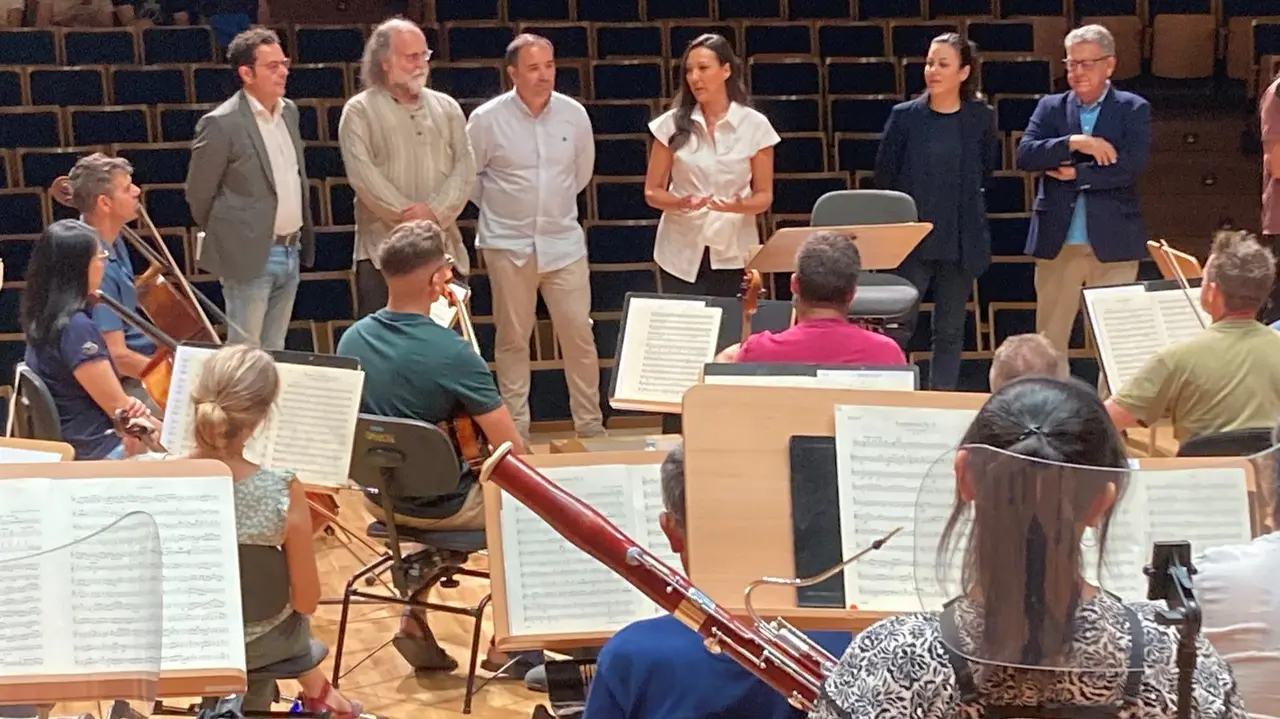La titular de Cultura, Carmen Conesa, saluda a los m&uacute;sicos de la Orquesta Sinf&oacute;nica de la Regi&oacute;n de Murcia antes de comenzar el ensayo (foto: CARM)