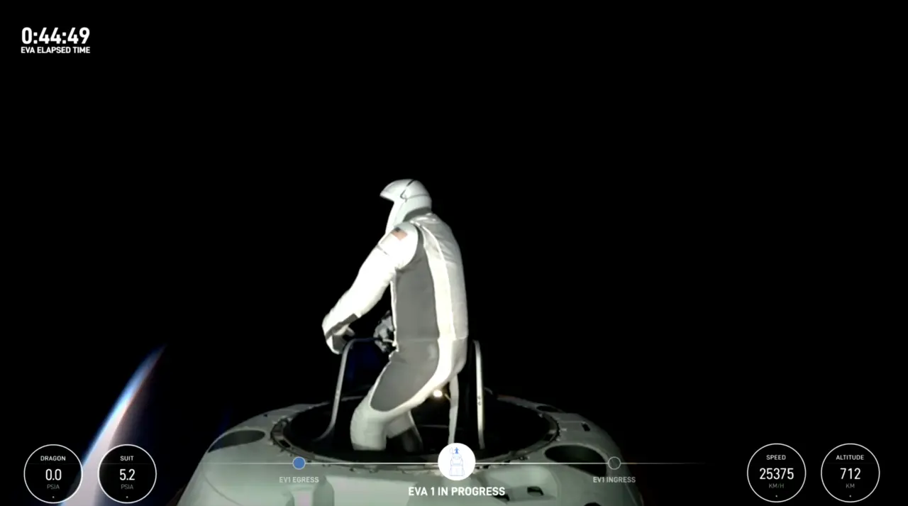 El multimillonario emprendedor del sector tecnol&oacute;gico Jared Isaacman sale de por  la escotilla de la nave de Space X (foto: Space X)
