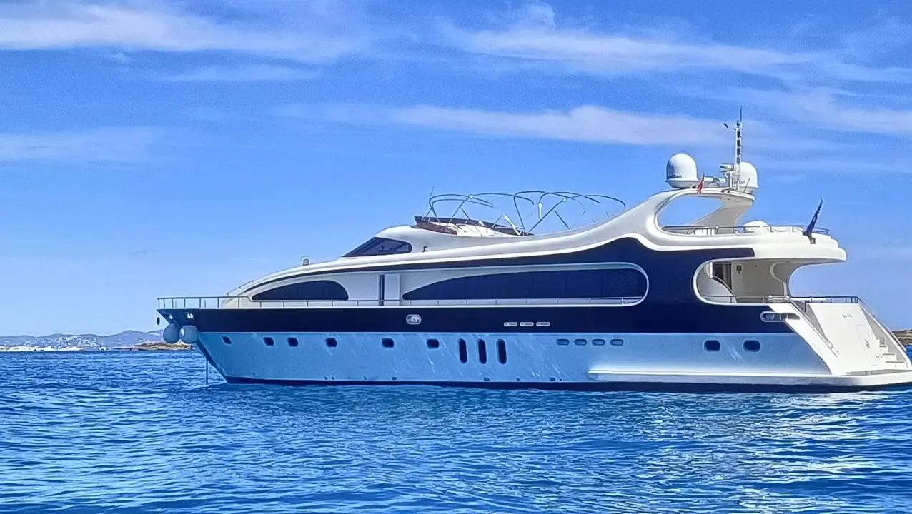 Yate retenido en Ibiza tras saltarse el dispositivo de separaci&oacute;n del tr&aacute;fico de Cabo de Palos, en Cartagena (foto: Delegaci&oacute;n del Gobierno de Espa&ntilde;a en la Regi&oacute;n de Murcia)