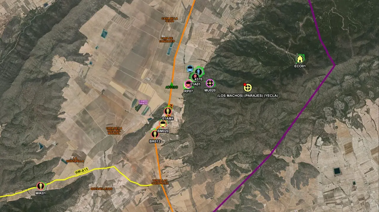Movilizan efectivos a&eacute;reos y terrestres para sofocar un incendio en la Sierra de Salinas de Yecla (foto: 1-1-2)