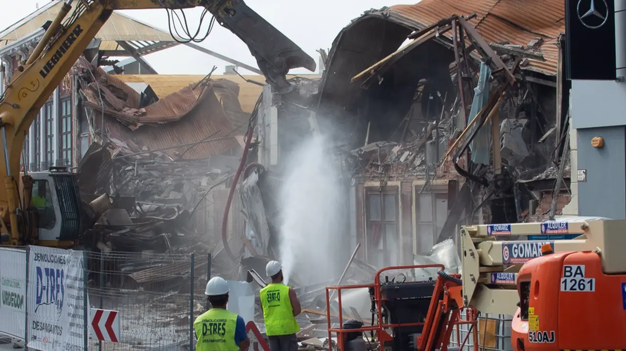 Demolici&oacute;n de una de las discotecas de Atalayas (foto: EP)