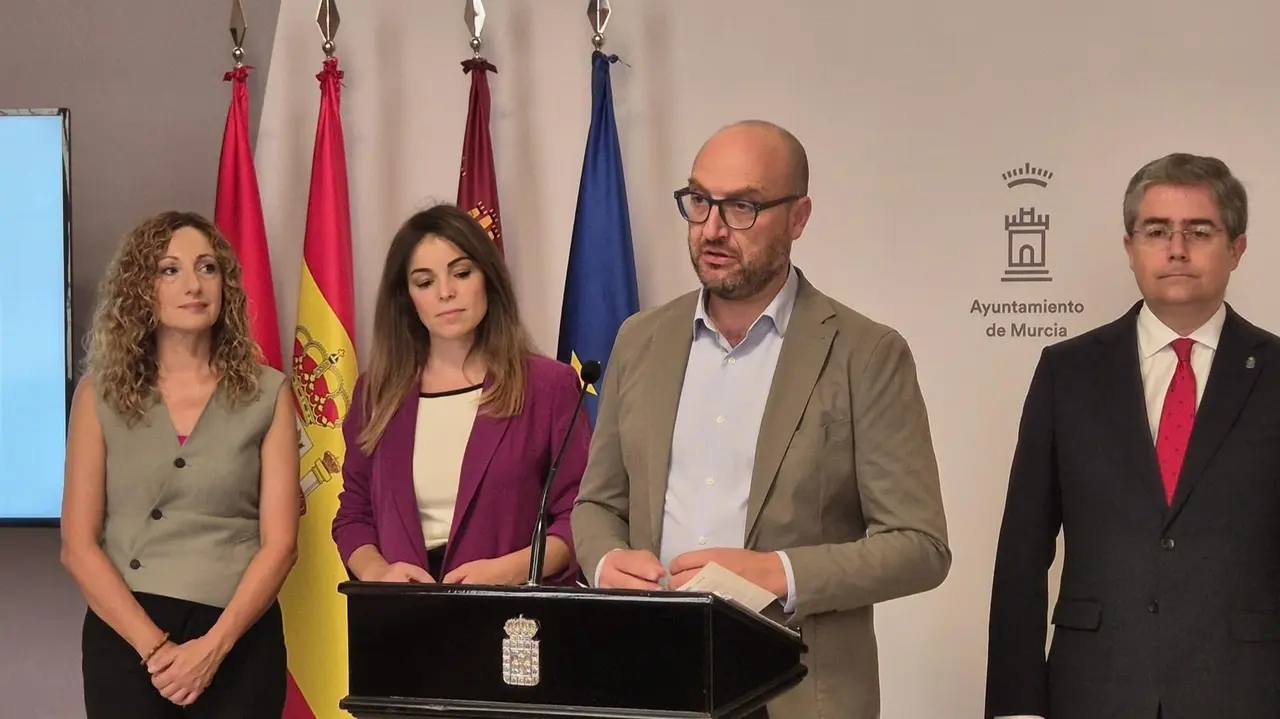El Concejal de Movilidad, Gesti&oacute;n Econ&oacute;mica y Contrataci&oacute;n, Jos&eacute; Francisco Mu&ntilde;oz, interviene en rueda de prensa (foto: Ayuntamiento de Murcia)