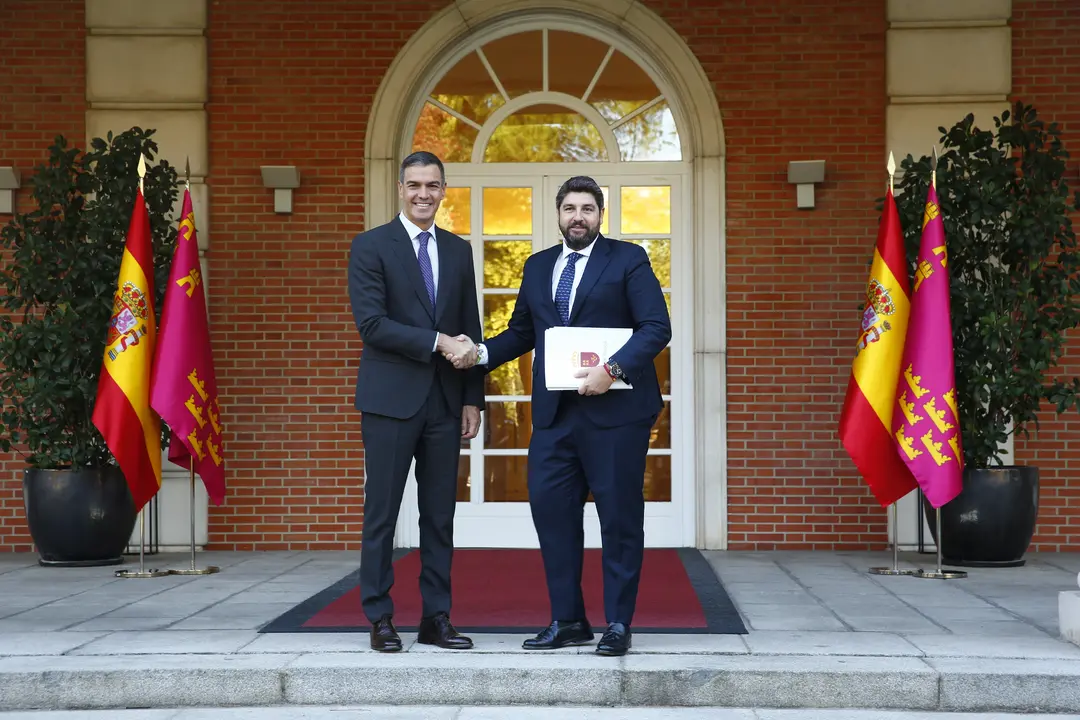 Pedro S&aacute;nchez y Fernando L&oacute;pez Miras en la entrada del Palacio de La Moncloa (foto: Moncloa)
