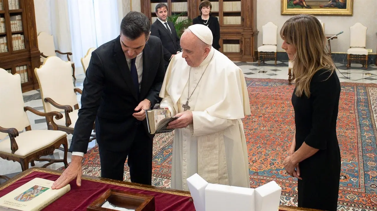 Pedro S&aacute;nchez y Bego&ntilde;a G&oacute;mez, reunidos con el Papa Francisco