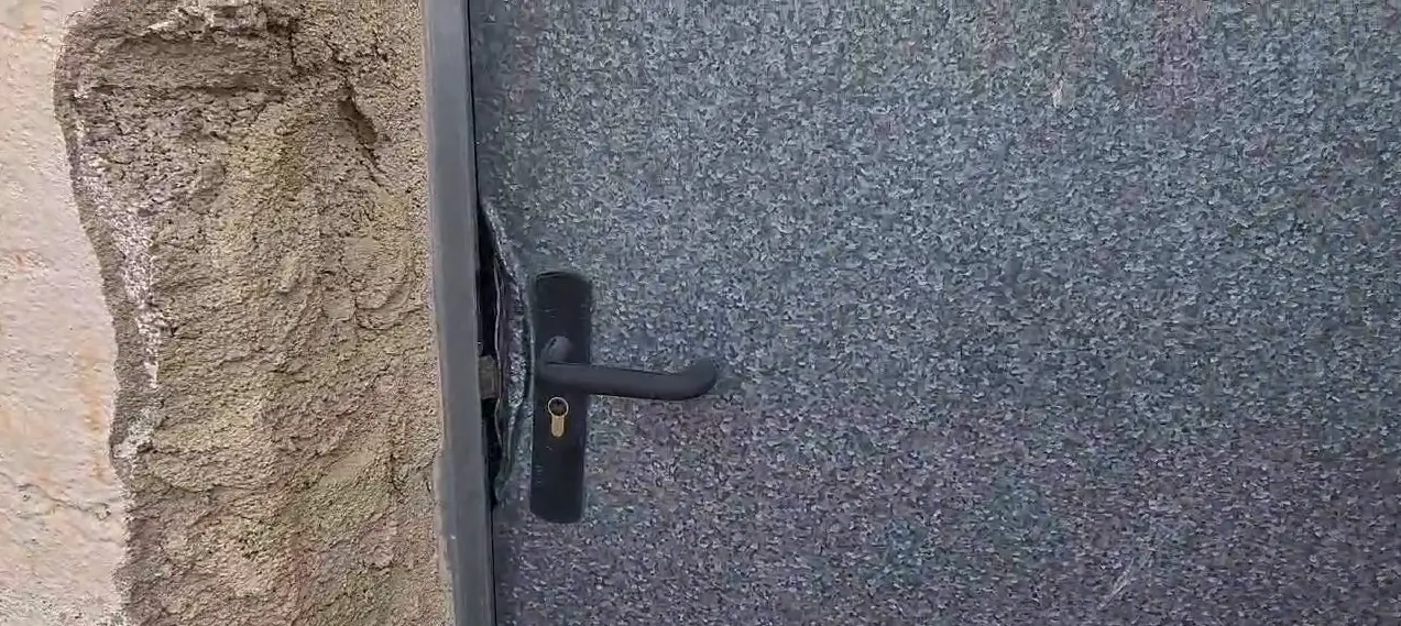 Puerta forzada en la vivienda de Torrecillas donde entraron a robar en la madrugada del jueves