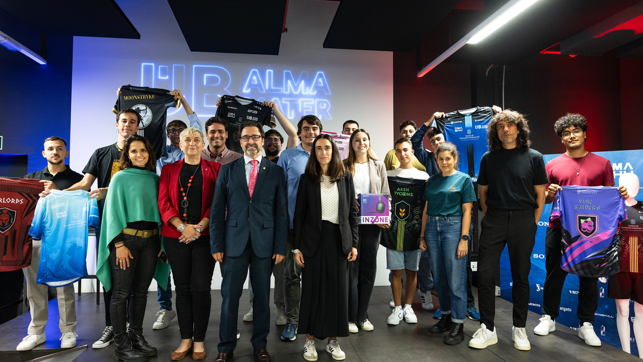 Alberto Ayala, CMO de NAT junto con integrantes de los diferentes equipos en la presentaci&oacute;n del Torneo Alma Mater