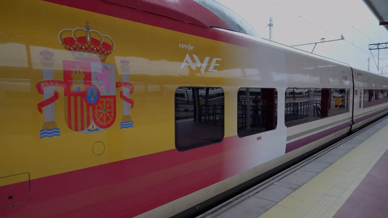 El AVE Madrid-Murcia decorado con la bandera de Espa&ntilde;a (foto: Renfe)