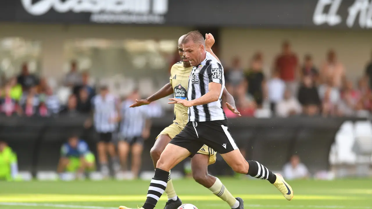 Ortu&ntilde;o, delantero del FC Cartagena, durante el choque ante el Racing de Ferrol (foto:  FC Cartagena)