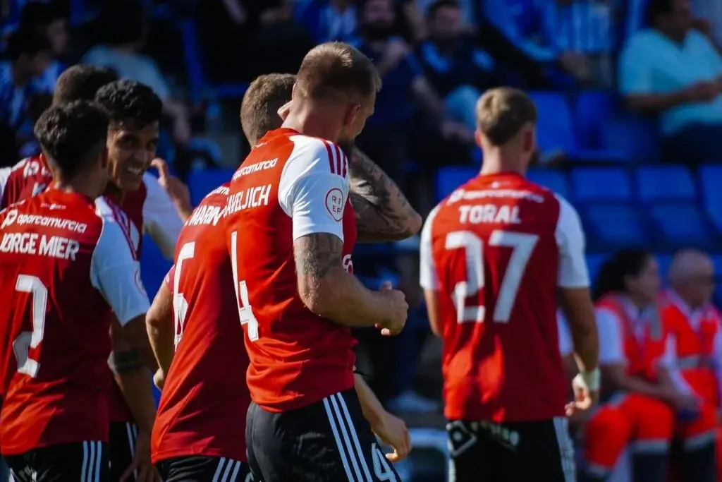 Los pimentoneros consiguen la segunda victoria consecutiva y contin&uacute;an l&iacute;deres una jornada m&aacute;s gracias al gol de Saveljich (foto: Real Murcia)