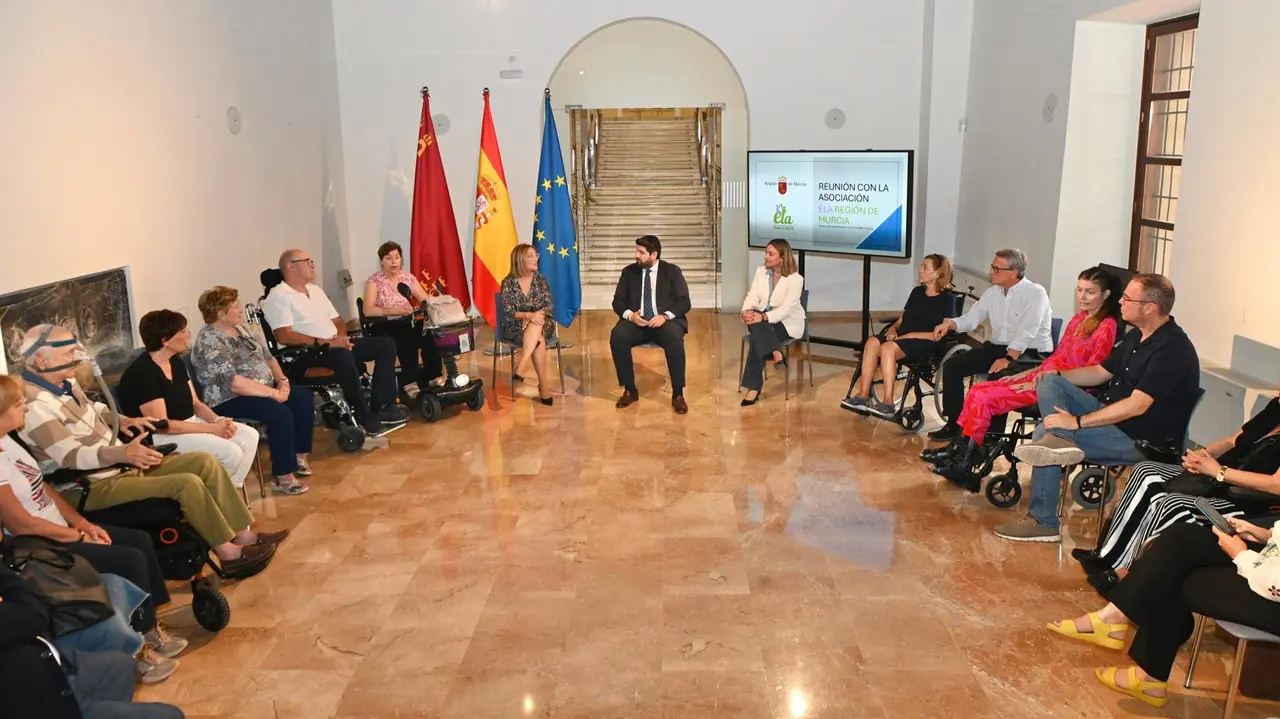 El presidente de la Comunidad, Fernando L&oacute;pez Miras, recibi&oacute; hoy a la presidenta de la Asociaci&oacute;n ELA Regi&oacute;n de Murcia (foto: CARM)